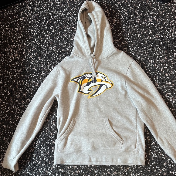 Men's Antigua Heathered Gray Nashville Predators Logo Victory Pullover Hoodie - Picture 1 of 1